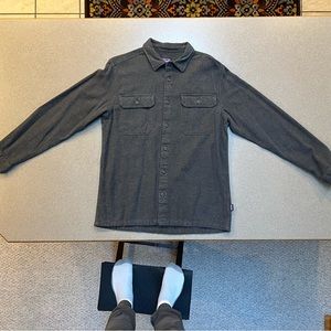 Patagonia Long Sleeve Organic Cotton Flannel Shirt Men’s Long Sleeve Gray